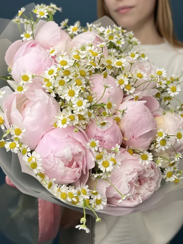 Букет из 11 пионов с ромашками Алматы — Купить с доставкой в Wisteria